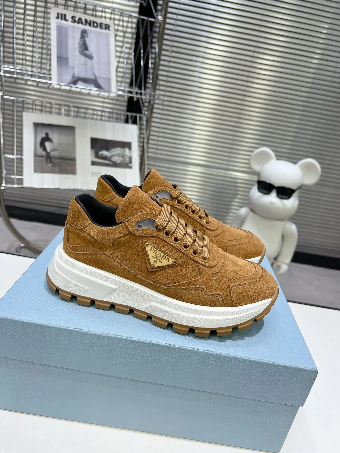 👟👟Ex-factory price 580👟👟 PRADA ²⁰²4 𝐬𝐬Prada’s new product comes with strength! ❣️Many Internet celebrities have the same style, fashionable and versatile nice items, original shoes are developed and purchased from Italian counters, and are reproduced 1:1 according to the original taste. This year’s theme is not to be defined, embodying texture through simplicity💛From thick-soled sneakers to zigzag short boots to 2024 flat shoes, everything reveals a sure-fire momentum...combining gentleness and handsomeness, the finishing touch for women❤️ The top-grade open-edge beaded cowhide with imported cowhide triangle logo is consistent with the original version, the wear-resistant and ultra-light two-color outsole, and the sheepskin lining are breathable and comfortable. ⚛Size: Women's 34-40 ⚛Size: Men's 39-45 Original packaging accessories. ⚛